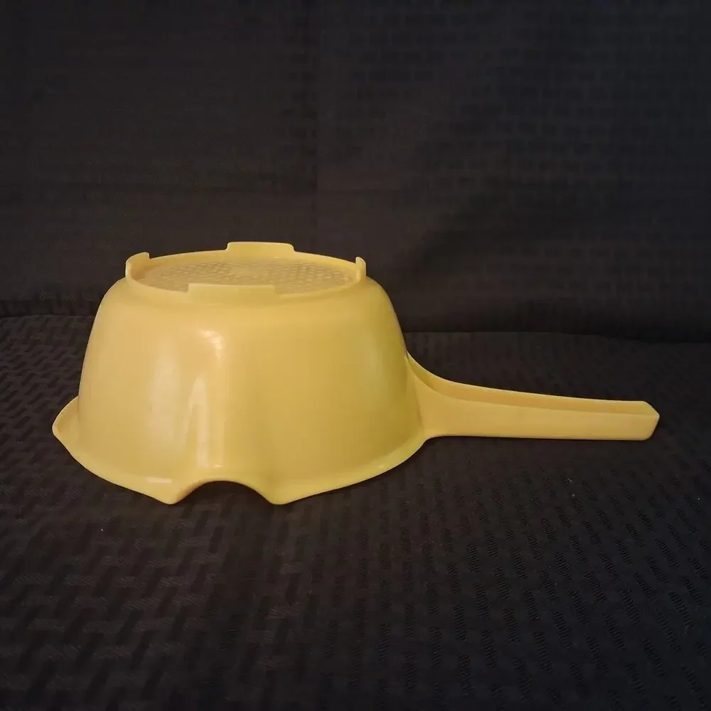 Rubbermaid #2930 1 Quart Yellow 2 Spout Strainer Colander with Handle